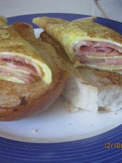 Una foto de Desayuno con huevo, bacon y pan