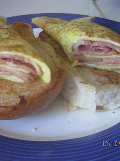 Una foto de Desayuno con huevo, bacon y pan