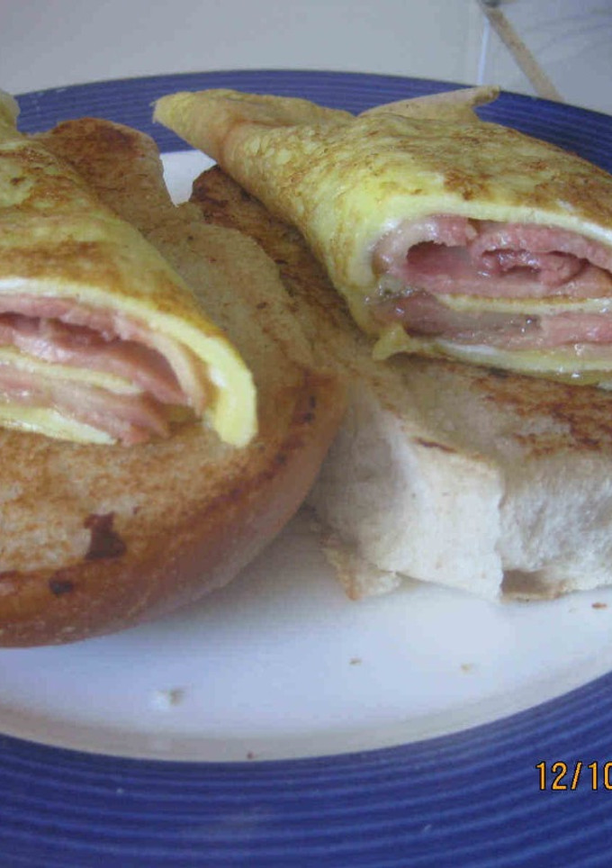 Una foto de Desayuno con huevo, bacon y pan