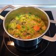 Encocada de garbanzos y champiñones con verduras al curry picante