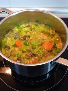 Una foto de Encocada de garbanzos y champiñones con verduras al curry picante