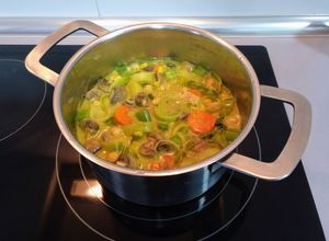 Foto principal de Encocada de garbanzos y champiñones con verduras al curry picante