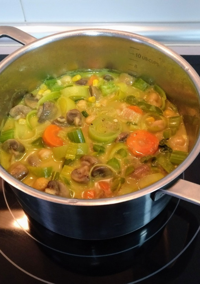 Una foto de Encocada de garbanzos y champiñones con verduras al curry picante