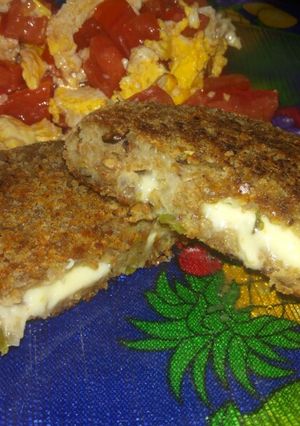 Una foto de Medallón de lenteja relleno de queso