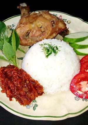 Foto resep Nasi Ayam Goreng Sambal Bawang Daun Jeruk