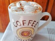Una foto de café de nuez moscada