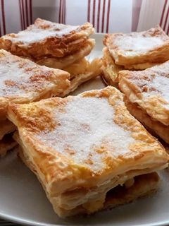 Una foto de Mil hojas de nata y crema