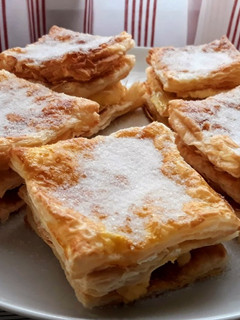Una foto de Mil hojas de nata y crema