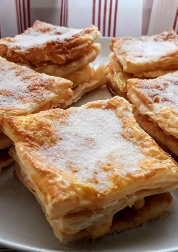 Una foto de Mil hojas de nata y crema
