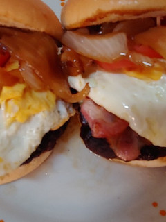 Una foto de Hamburguesas caseras bacon, queso azul y masala