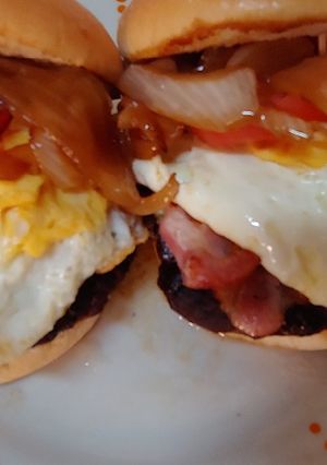 Una foto de Hamburguesas caseras bacon, queso azul y masala