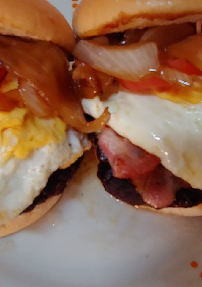 Una foto de Hamburguesas caseras bacon, queso azul y masala