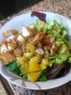 Una foto de Ensalada de pollo y aguacate