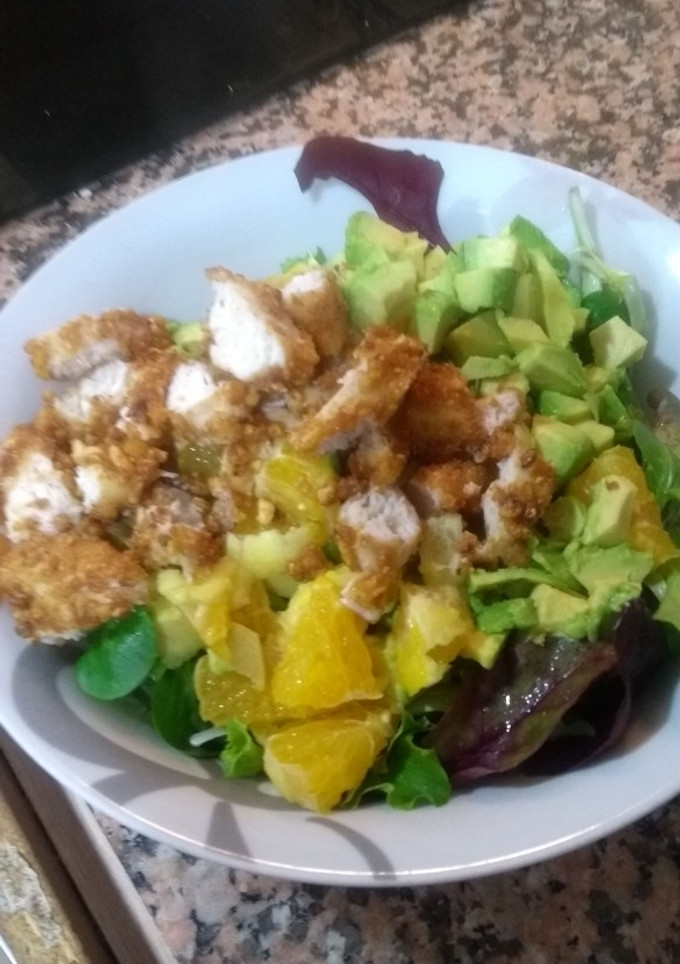 Una foto de Ensalada de pollo y aguacate
