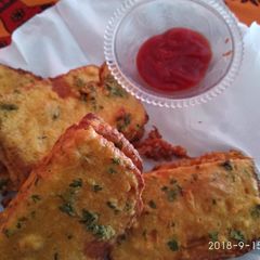 A picture of Chessy bread pakoda.