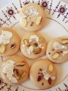 પેંડા (Penda recipe in gujarati) રેસીપી મુખ્ય ફોટો