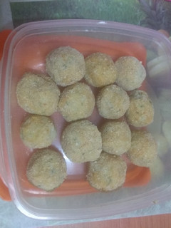 Una foto de Croquetas de embutidos y aceitunas verdes