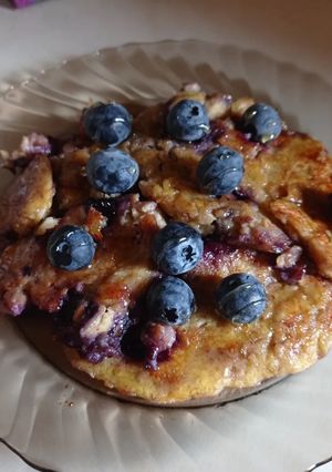 Áfonyás banánpalacsinta mézzel meglocsolva 🫐🍌🥞🍯 recept fotója