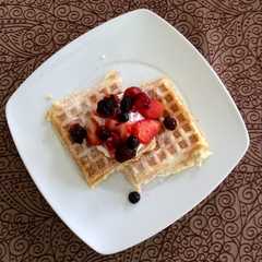 Una foto de Waffles con frutos rojos