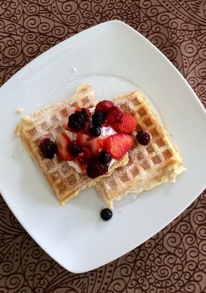 Una foto de Waffles con frutos rojos