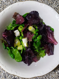 Una foto de Ensalada fresca de brotes tiernos, pimiento verde y cebolleta