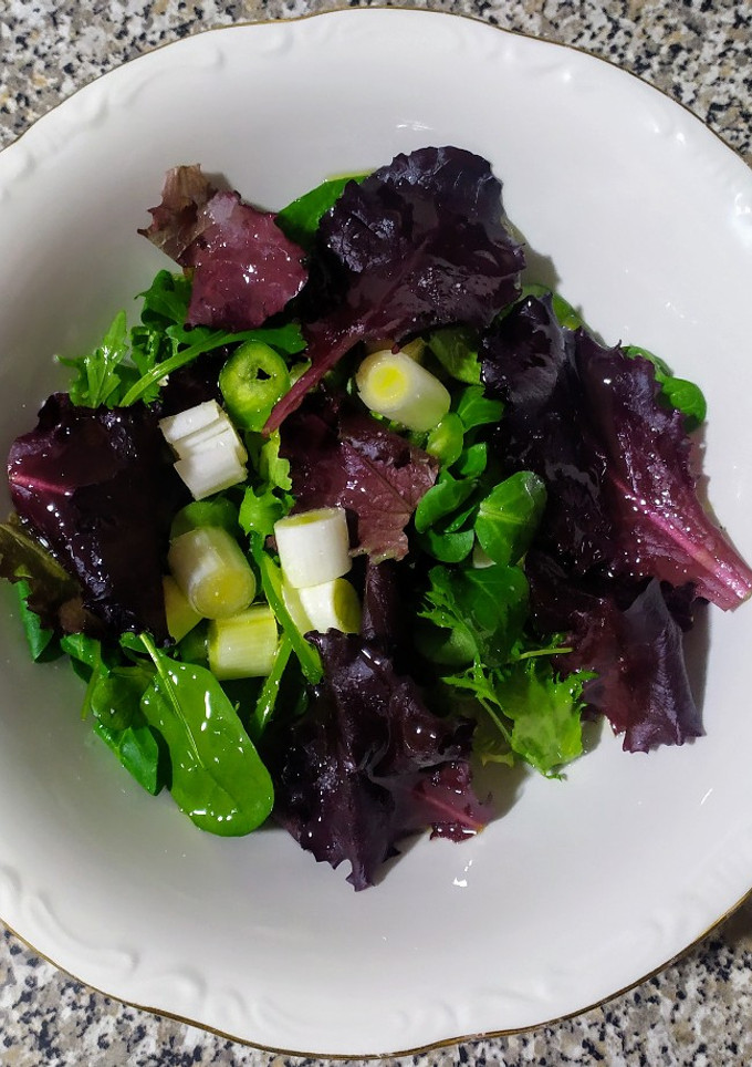 Una foto de Ensalada fresca de brotes tiernos, pimiento verde y cebolleta