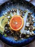 Fruchtiger Linsen-Quinoa-Salat mit Avocado und Feta