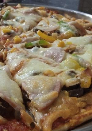 صورة لوصفة بيتزا خضار و مرتديلا