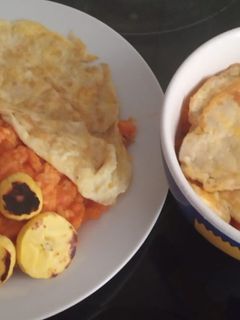 Una foto de Arroz a la cubana con tortilla y plátano macho