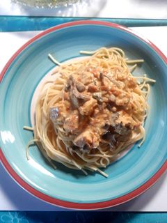 Una foto de Spaghetti con salsa de pollo y champiñones