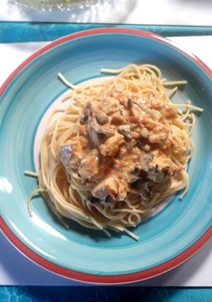 Una foto de Spaghetti con salsa de pollo y champiñones