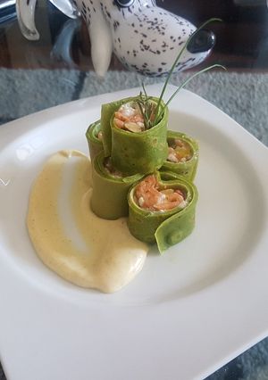 Una foto de Panqueque de espinacas relleno con pasta de salmón ahumado