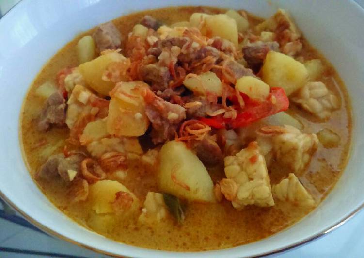 Sayur pedas daging, kentang dan tempe