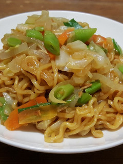 蒜香蔬菜炒麵 的食譜成品照片
