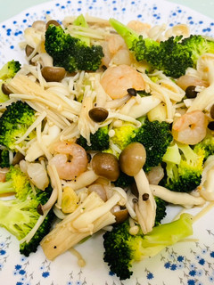 蝦仁青花菜炒三菇 的食譜成品照片