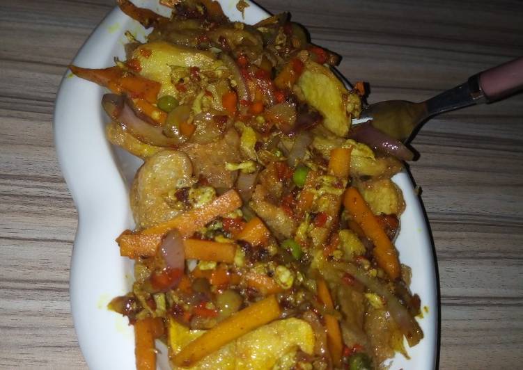 Fried potetos and veg. sauce