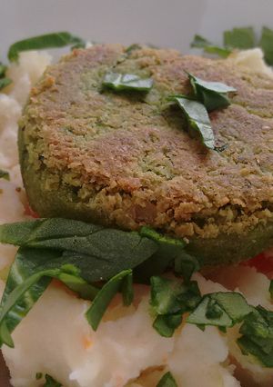 Foto principal de Hamburguesa de garbanzos y espinacas enriquecida con agua de mar