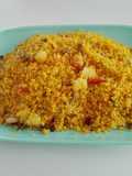 Cous—cous al curry con 🍅, piña y piñones (guarnición)