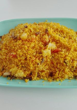 Foto principal de Cous—cous al curry con 🍅, piña y piñones (guarnición)
