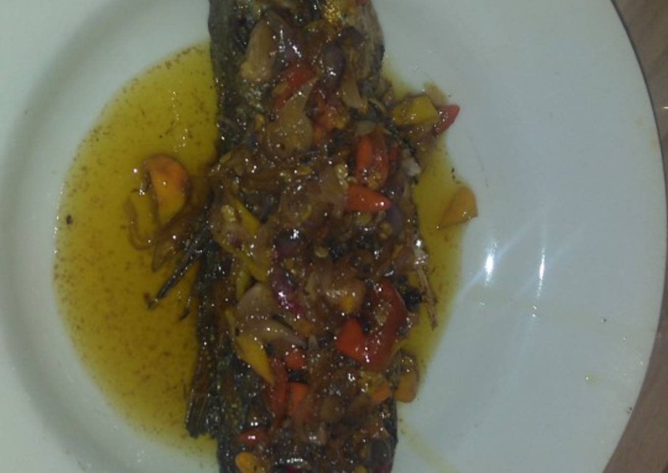 Ikan goreng dengan sambal matah