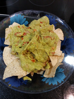 Una foto de Ignacios con queso fundido y guacamole