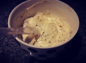 Una foto de Mayonesa de ajo y albahaca casera