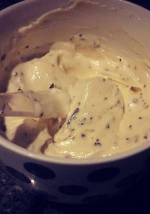 Una foto de Mayonesa de ajo y albahaca casera