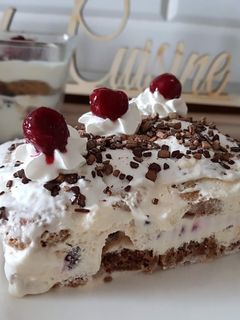O poză a rețetei Tiramisu cu fructe de pădure și vișine.