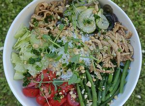 Une photo de 🌱Poke bowl veggie au tofu fumé