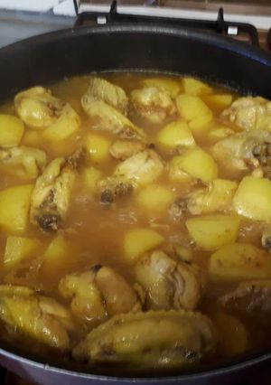 Une photo de Ailes de poulet au curry jaune avec pommes de terre et ananas