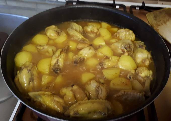 Ailes de poulet au curry jaune avec pommes de terre et ananas