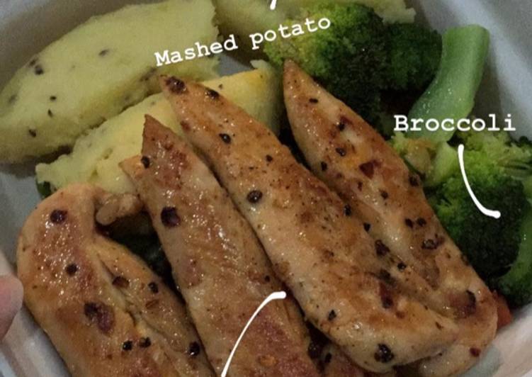 Grilled chicken with broccoli and mash potato