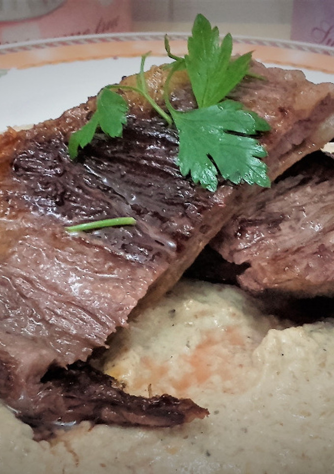 Una foto de Entraña de vaca con salsa trufada de champiñones