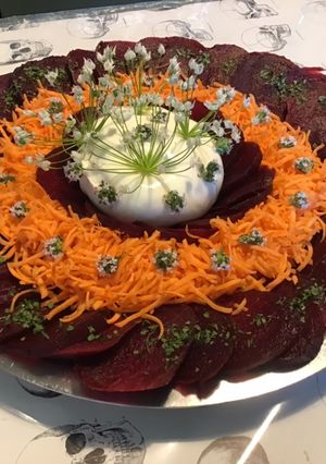 Une photo de Salade de betteraves et carottes ala burrata,fleurs de thym et d'ail triquetre